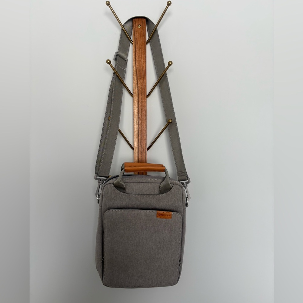 Shoulder bag for tablet